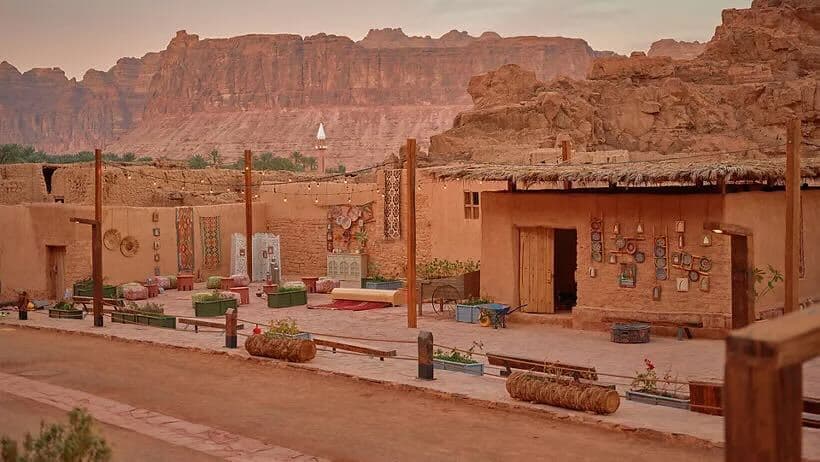 جولة بين روائع العلا جبل الفيل والبلدة القديمة 